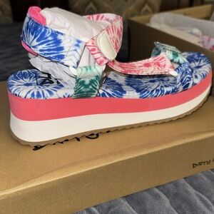 NWT Size 8 sandals by dirty laundry